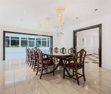 A wonderful family home situated on the prestigious Wentworth Estat... - Photo 2