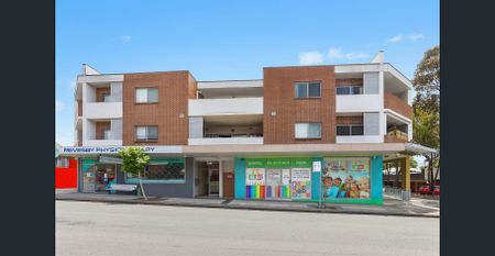 CONTEMPORARY APARTMENT IN IDEAL LOCATION - Photo 3