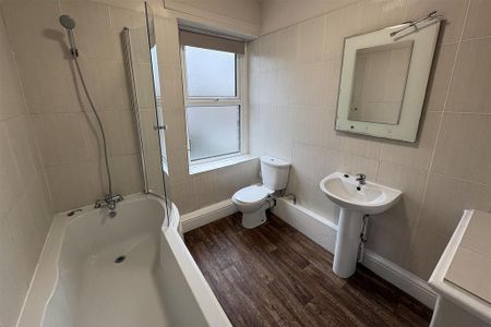 2 bedroom end of terrace house to rent - Photo 2