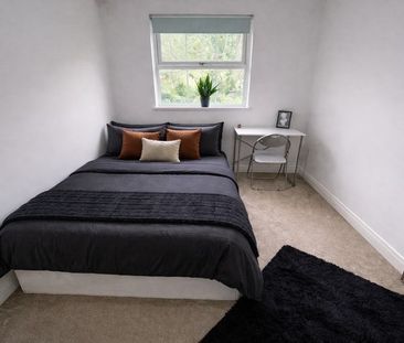 Room in a Shared House, Leeward Gardens, SW19 - Photo 1