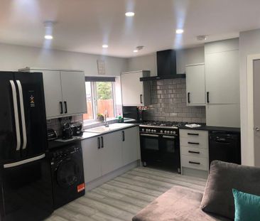 1 bedroom in a house share to rent - Photo 2