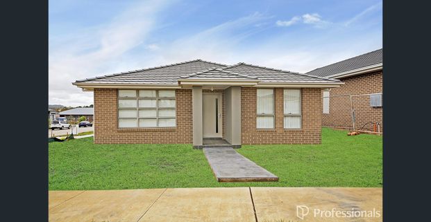 Light, Bright & Modern Family Home - Photo 1