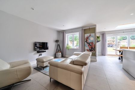 5 bedroom detached house to rent - Photo 4