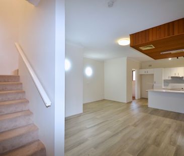 Renovated 2 Bedroom Townhouse!! - Photo 5