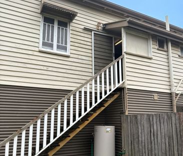 Functional 3 Bedroom Top Level Flat - Photo 1