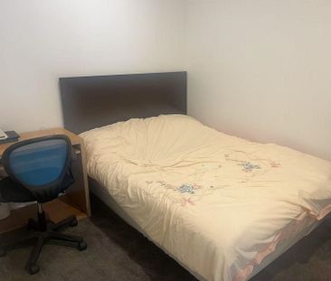 Central Auckland 2BR Gem with Amenities - Photo 3