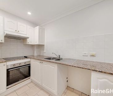 Townhouse with 3 bedrooms, 2 bathrooms & parking for 1 car - Photo 3