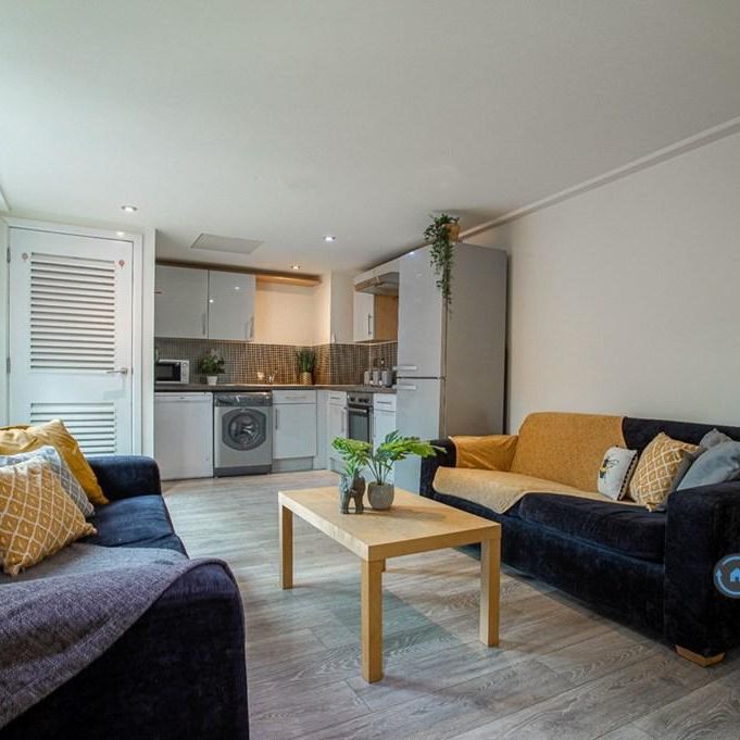 4 bedroom flat to rent - Photo 1