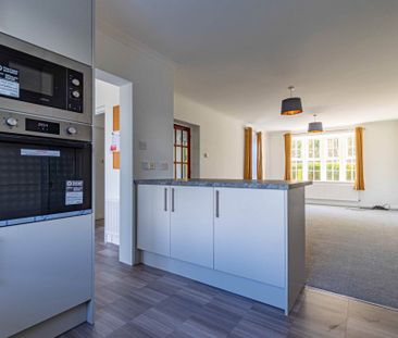 4 bed Semi Detached for rent - Photo 3