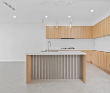 Stylish 4-Bedroom Family Home with Sunroom & Kitchenette – Prime Wo... - Photo 6