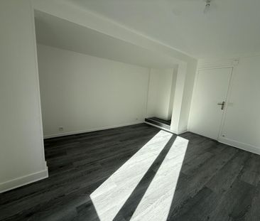 Location Appartement 2 pièces 46m² PARIS 18ème - Photo 3