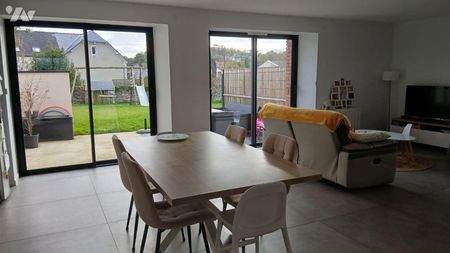 Située en plein centre-ville de La Gacilly, cette maison familiale, en excellent état offre de ... - Photo 3