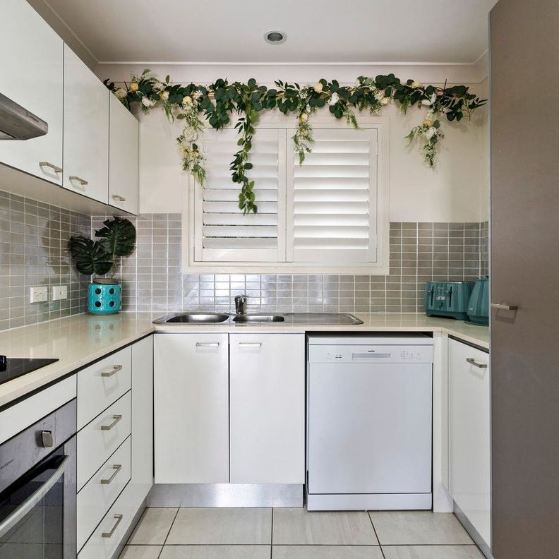 3 BEDROOMS! NEAR NORTH LAKES! - Photo 1