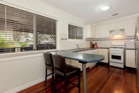 12 Olivella Street, Mansfield. - Photo 5