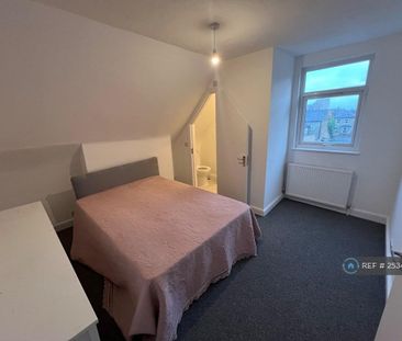 1 bedroom in a flat share to rent - Photo 4