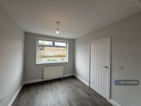 3 bedroom semi-detached house to rent - Photo 4