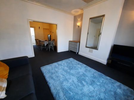 Quiet, modern and clean house share, close to town centre - Photo 5
