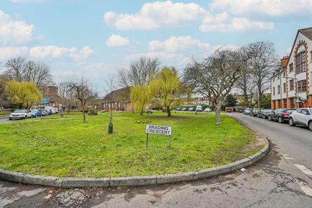 Hood Lodge, Aldersbrook, E11 - Photo 3