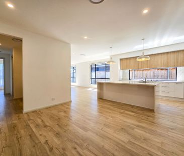 Luxury Solar Family Living in Sought-After Gledswood Hills - Photo 3