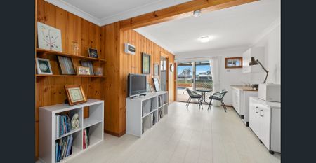 Direct waterfrontage, with swimming pool and jetty (4 Month Lease only) - Photo 2