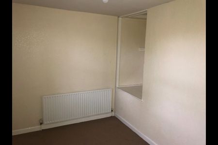 2 Bed End Terrace, Livingstone Road, S35 - Photo 2