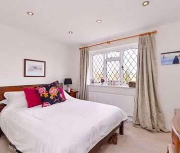 Foxdene, Godalming, GU7 - Photo 4