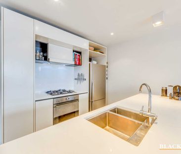 One Bedroom Apartment Featuring Scenic Water Views - Photo 4