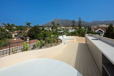 5 bedroom luxury Villa for rent in Marbella, Spain - Photo 2