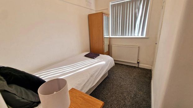 4 bedroom semi-detached house to rent - Photo 1