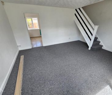 3 bedroom end of terrace house to rent - Photo 2