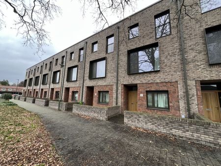 Murray Green, Woking, Surrey, GU21 - Photo 2