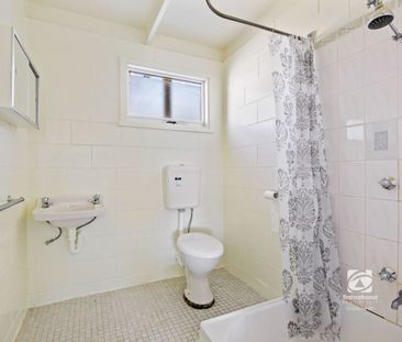 UPDATED & CONVENIENT! - Photo 6