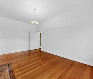 Striking Art Deco Apartment - Photo 6