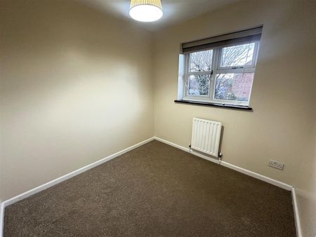 Hollybush Close, Chippenham, SN14 - Photo 2