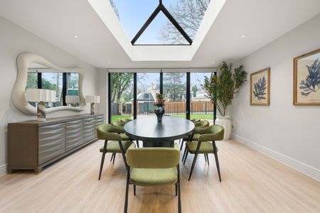 A Newly Rebuilt Family House in Coombe Park - Photo 4