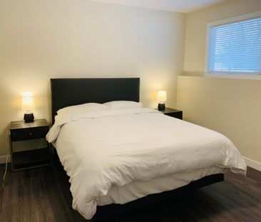 Fully Furnished, Renovated, 2 Bedroom Corner Townhouse In Varsity Nw - Photo 5