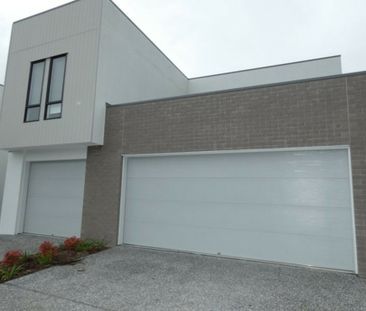 Tidy townhouse living! - Photo 1