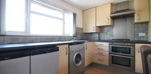 Kingsbridge Crescent, Southall - Photo 2