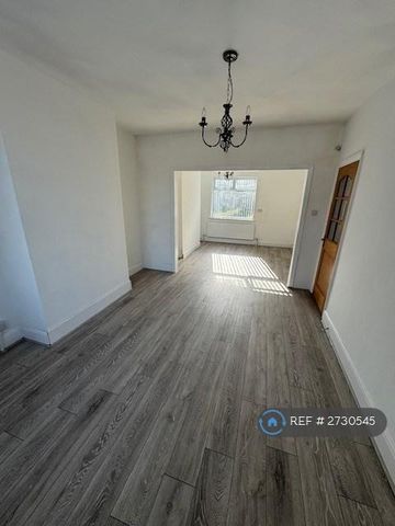 3 bedroom semi-detached house to rent - Photo 2