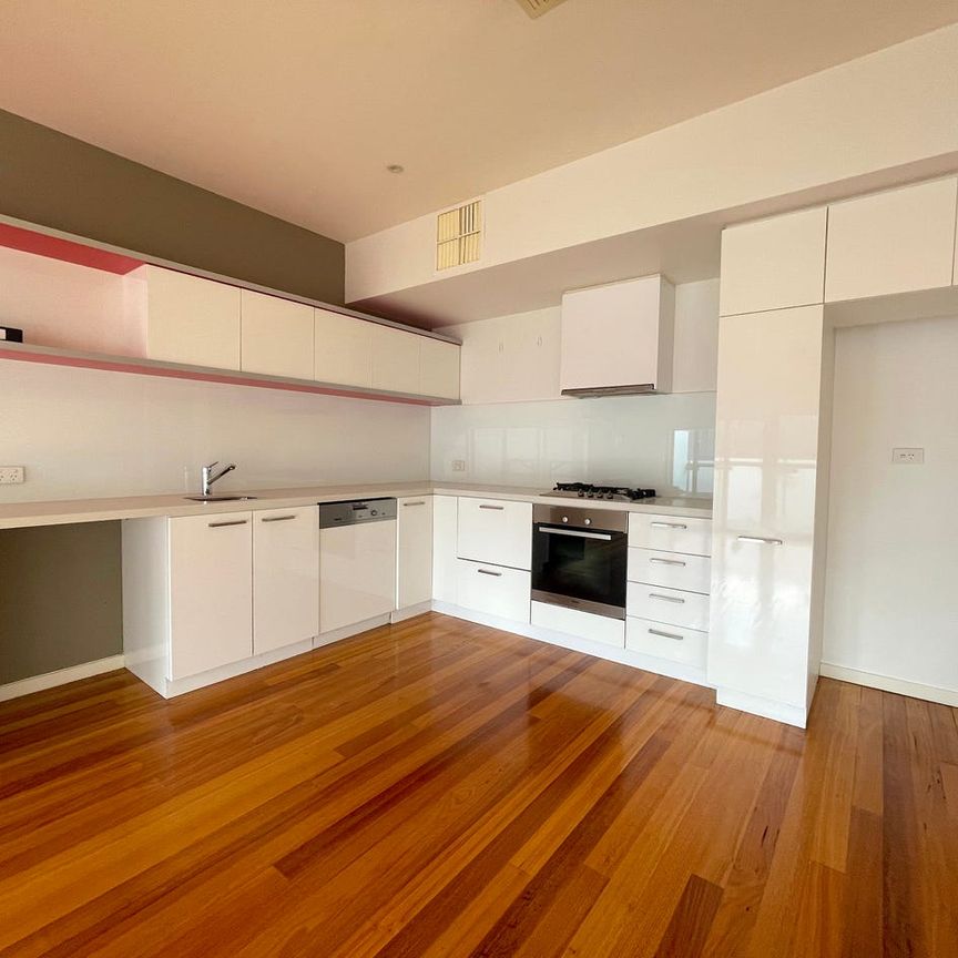 STYLISH TOWNHOUSE IN RICHMOND - Photo 1