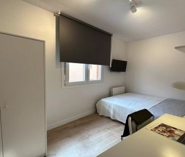Double bed in Rooms for rent in 6-bedroom apartment in Madrid - Photo 6