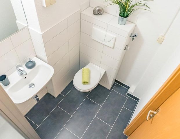 2-Raum-Wohnung mit Balkon in begrünter Wohnanlage - Foto 1