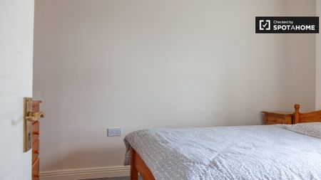 Bright room for rent in 3-bedroom apartment, Old City - Photo 2