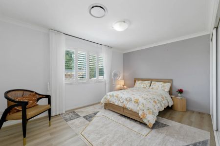 Family Entertainer on a Grand Scale – Pool, Solar & Space to Spare - Photo 3