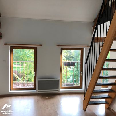 DUPLEX comprenant une cuisine sur séjour, un W.C., une salle d'eau, une chambre en mezzanine. - Photo 1