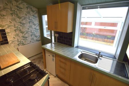 2 bedroom semi-detached bungalow to rent - Photo 4