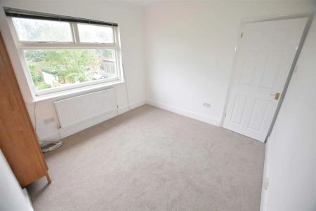 Essex Road, Borehamwood, Hertfordshire, WD6 1BP - Photo 4