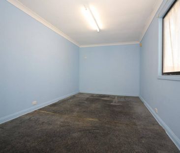 Location Location - Airconditioned - Extra Hobby Room - Fully Fenced - Photo 5