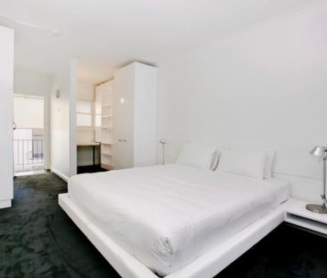 Bright studio near South Yarra Station metro station - Photo 5