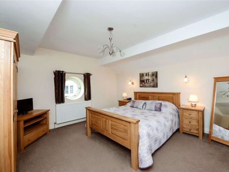 Stylish and spacious Barn Conversion, newly redecorated and well located on the outskirts of Tarporley - Photo 4
